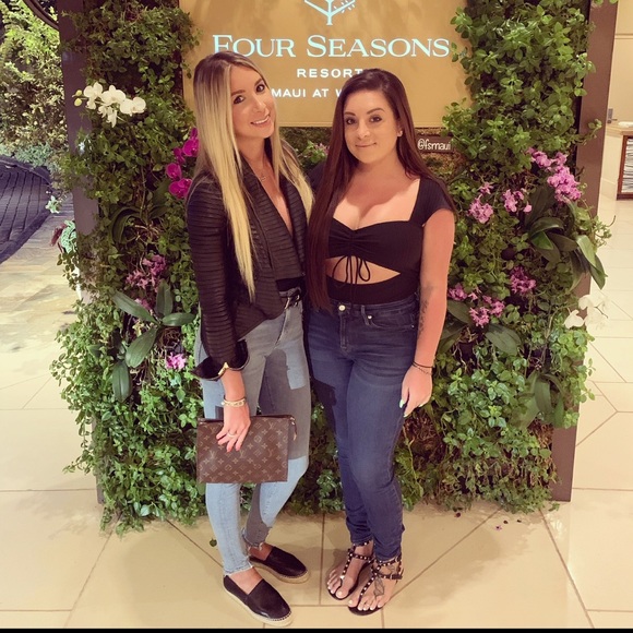 Meet your Poshers : ๐ฆLoren and Alanna ๐ฆ - Picture 3 of 9